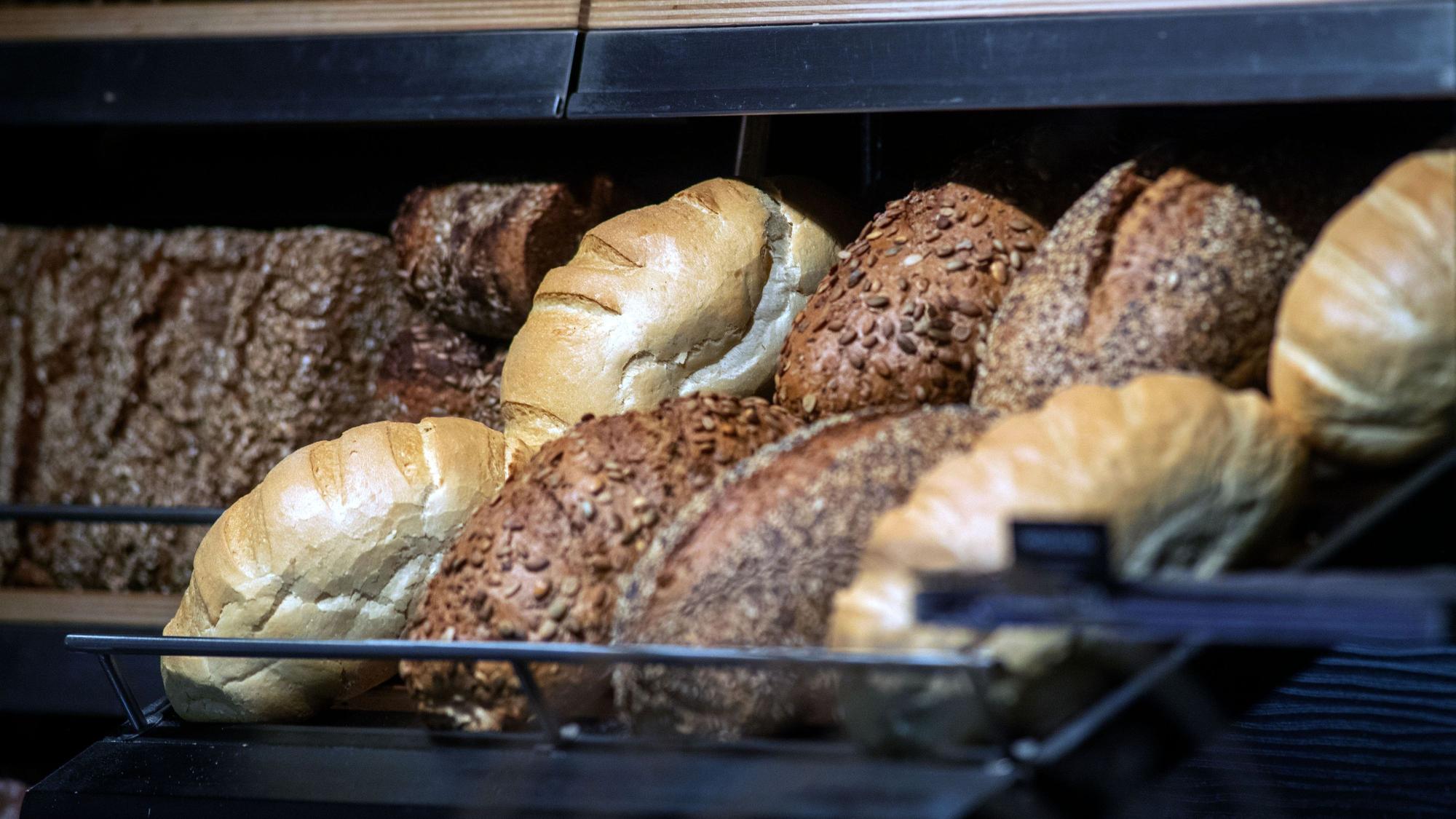 Backwaren liegen in den Auslagen einer Bäckerei.