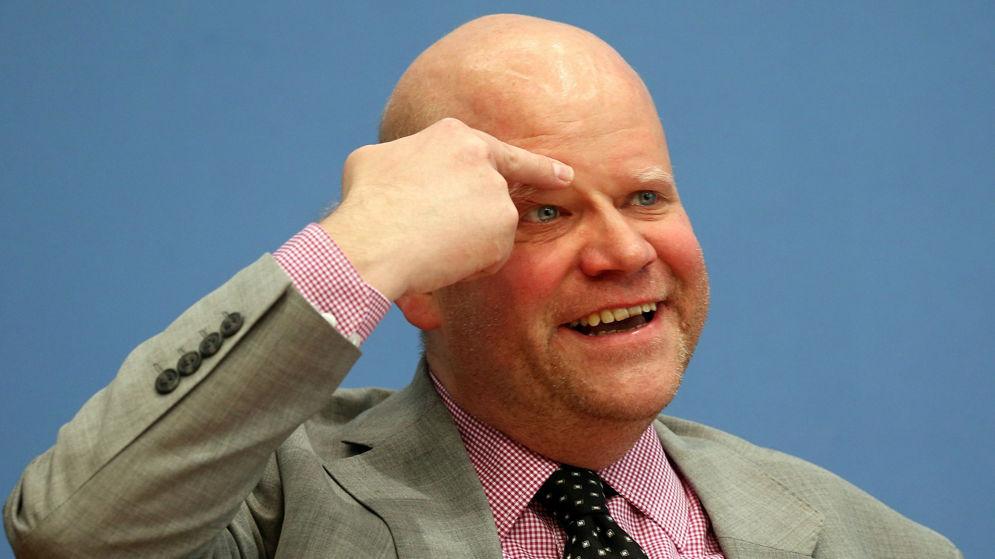 Ulrich Vosgerau auf einer Pressekonferenz.