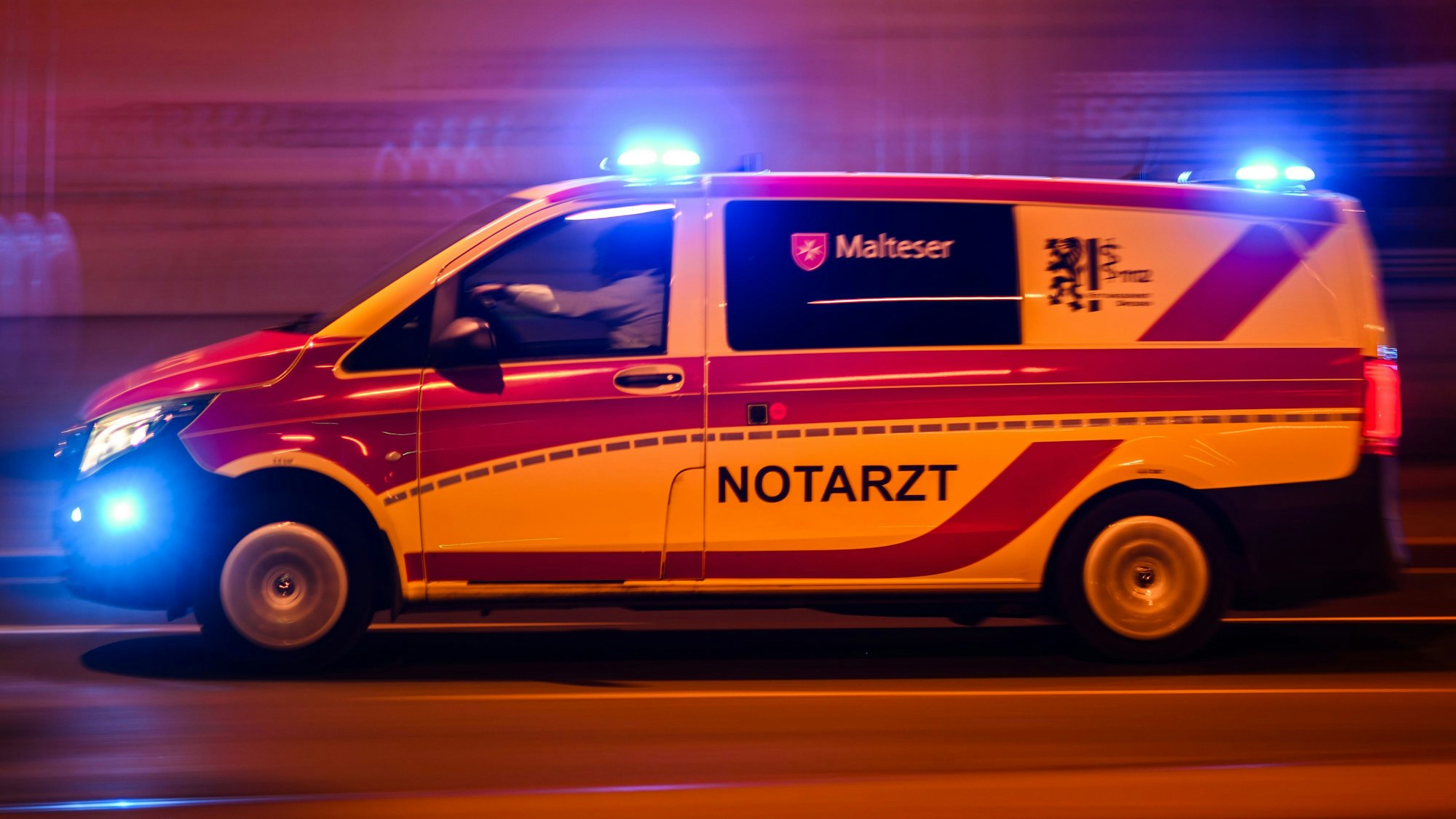 Ein dreijähriges Kind wird von zwei Autos angefahren und tödlich verletzt (Symbolbild).