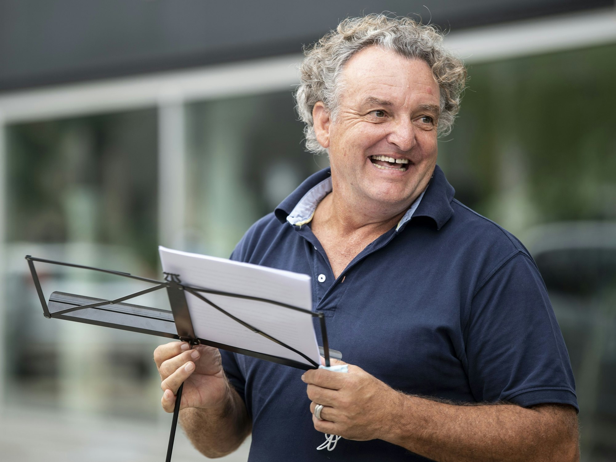 Marco Rima, Schauspieler aus der Schweiz, nimmt an einer Demonstration am Turbinenplatz gegen die von der Schweizer Regierung erlassenen Corona-Maßnahmen teil.