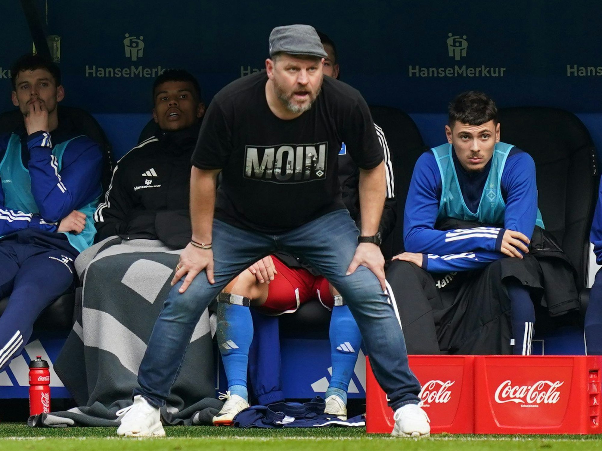 Hamburgs Trainer Steffen Baumgart reagiert am Spielfeldrand.