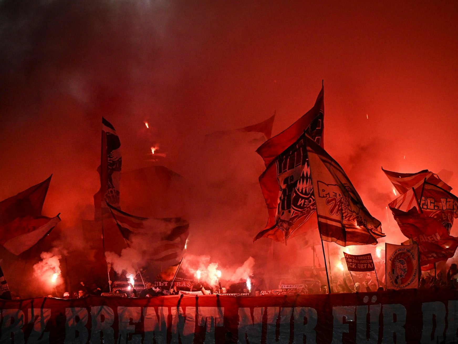 Aufgrund dieser Pyro-Show der Bayern am 14. Februar 2024 in Rom hat die Uefa nun eine harte Strafe gegen den FCB ausgesprochen.