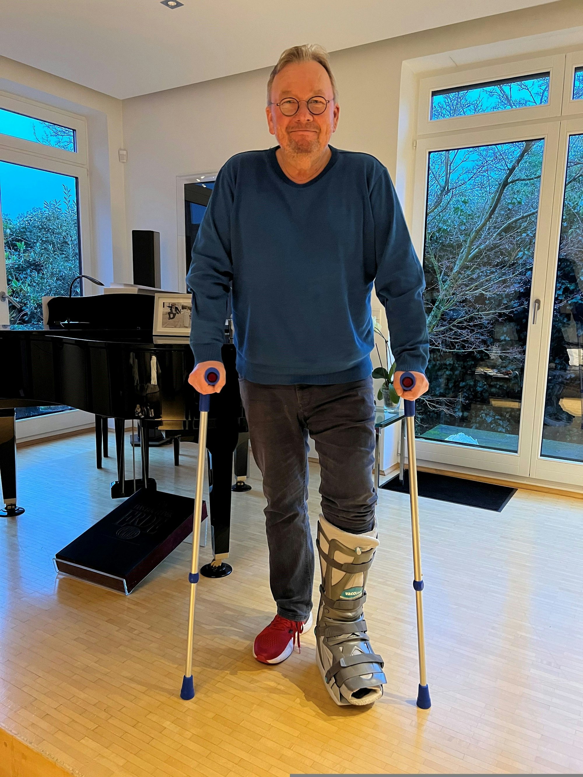 Bernd Stelter steht auf Krücken in seinem Haus.