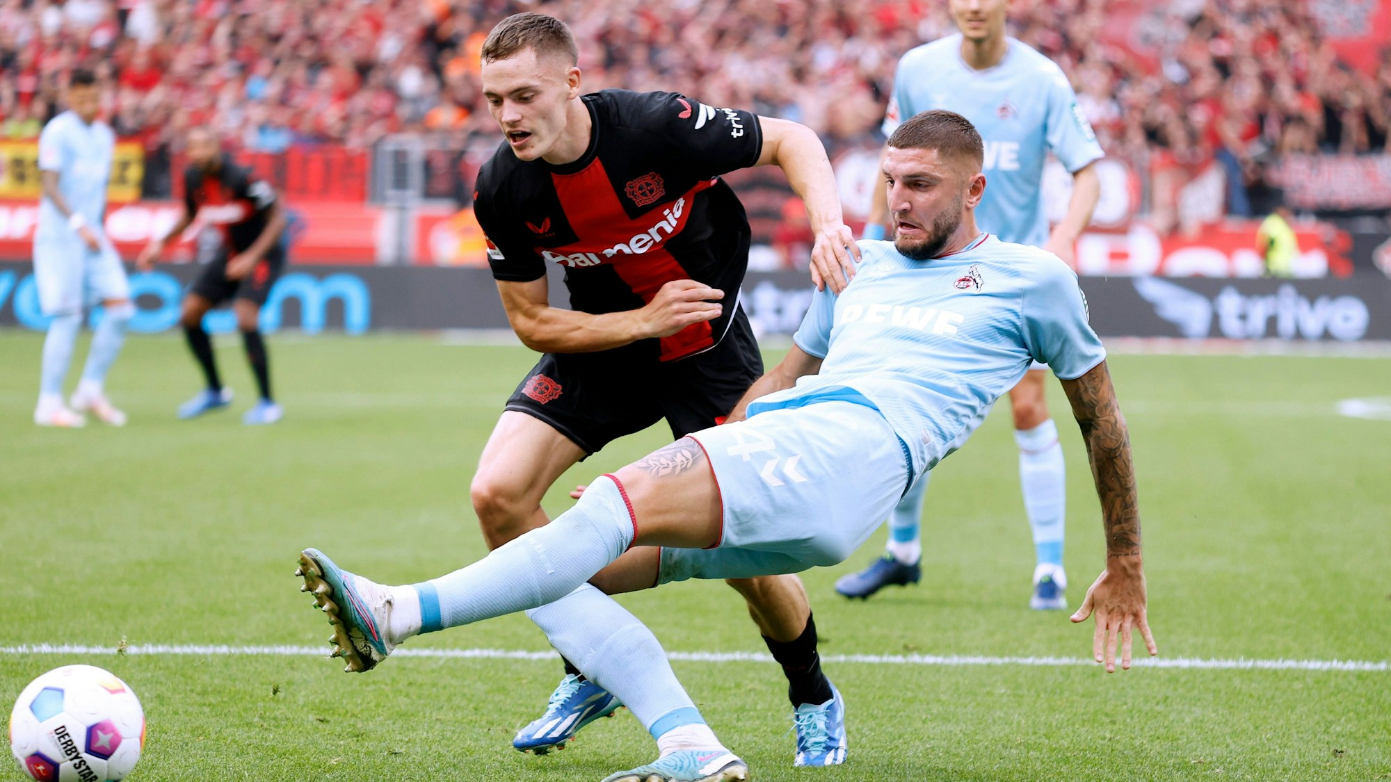 FC-Innenverteidiger Jeff Chabot grätscht vor Forian Wirtz.