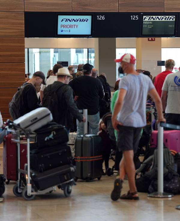 Reisende warten auf dem Flughafen „Willy Brandt“ Berlin-Brandenburg auf den Check-in der Fluglinie Finnair (Archivbild 2022).