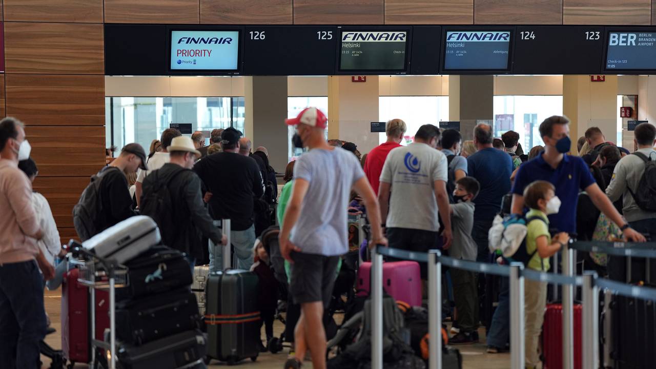 Reisende warten auf dem Flughafen „Willy Brandt“ Berlin-Brandenburg auf den Check-in der Fluglinie Finnair (Archivbild 2022).