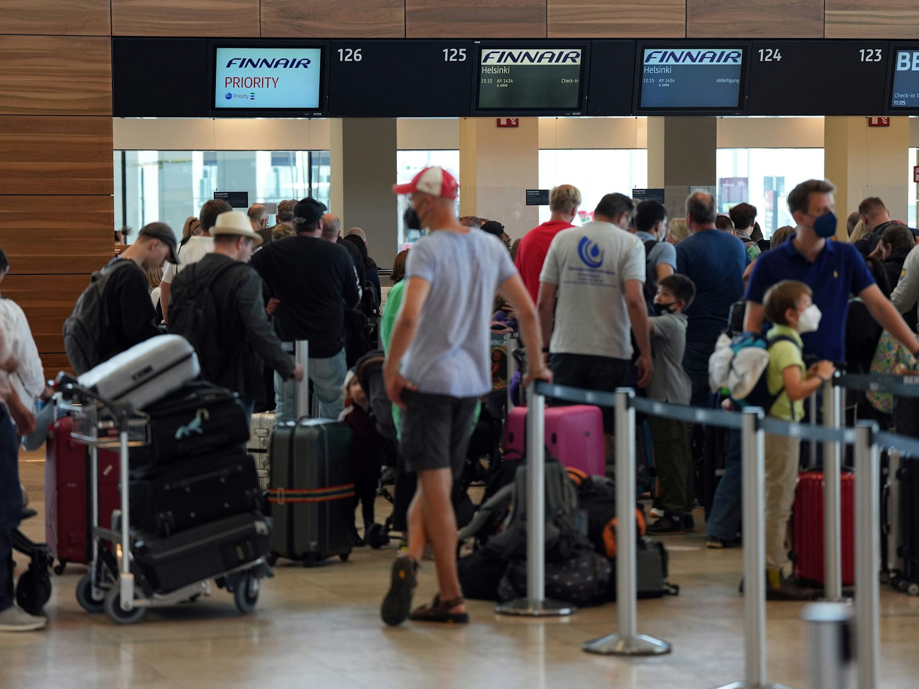 Reisende warten auf dem Flughafen „Willy Brandt“ Berlin-Brandenburg auf den Check-in der Fluglinie Finnair (Archivbild 2022).