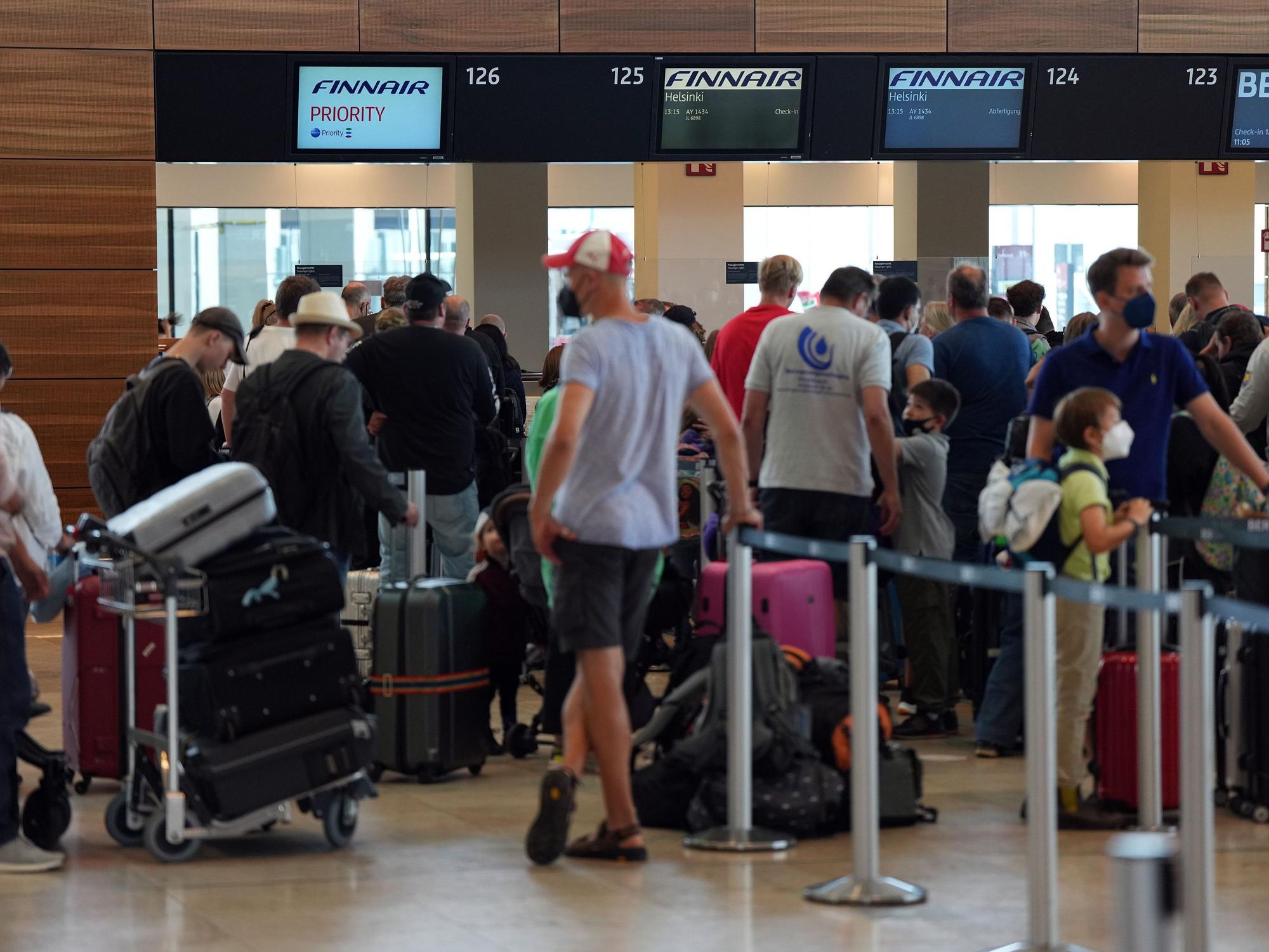 Reisende warten auf dem Flughafen „Willy Brandt“ Berlin-Brandenburg auf den Check-in der Fluglinie Finnair (Archivbild 2022).