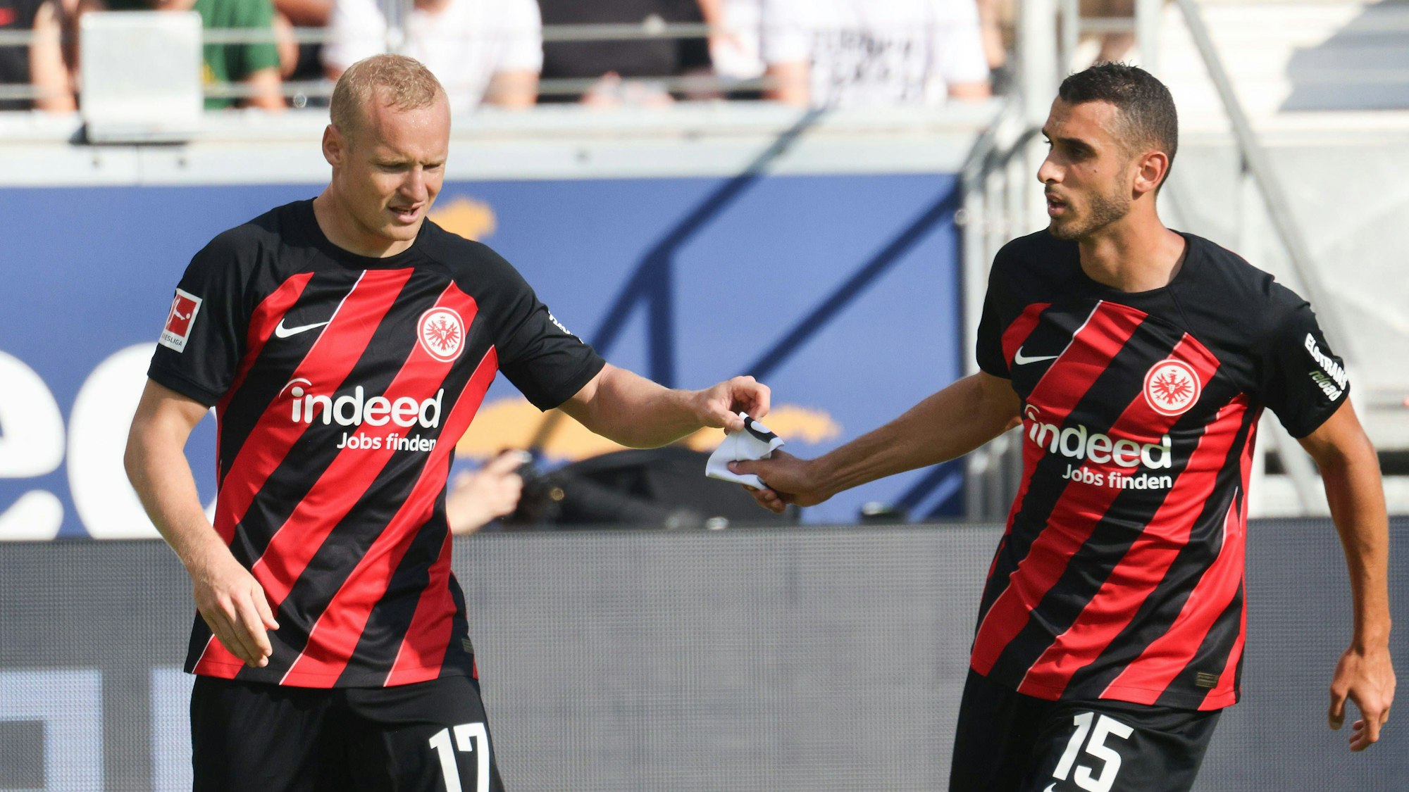 Sebastian Rode übergibt die Kapitänsbinde am 20. August 2023 an Ellyes Skhiri.