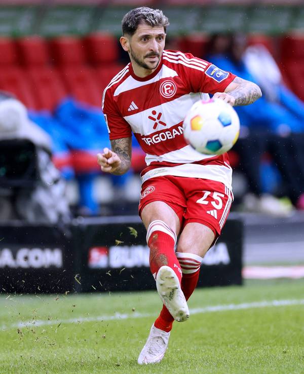 Matthias Zimmermann spielt den Ball.