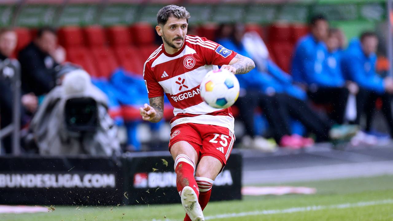 Matthias Zimmermann spielt den Ball.