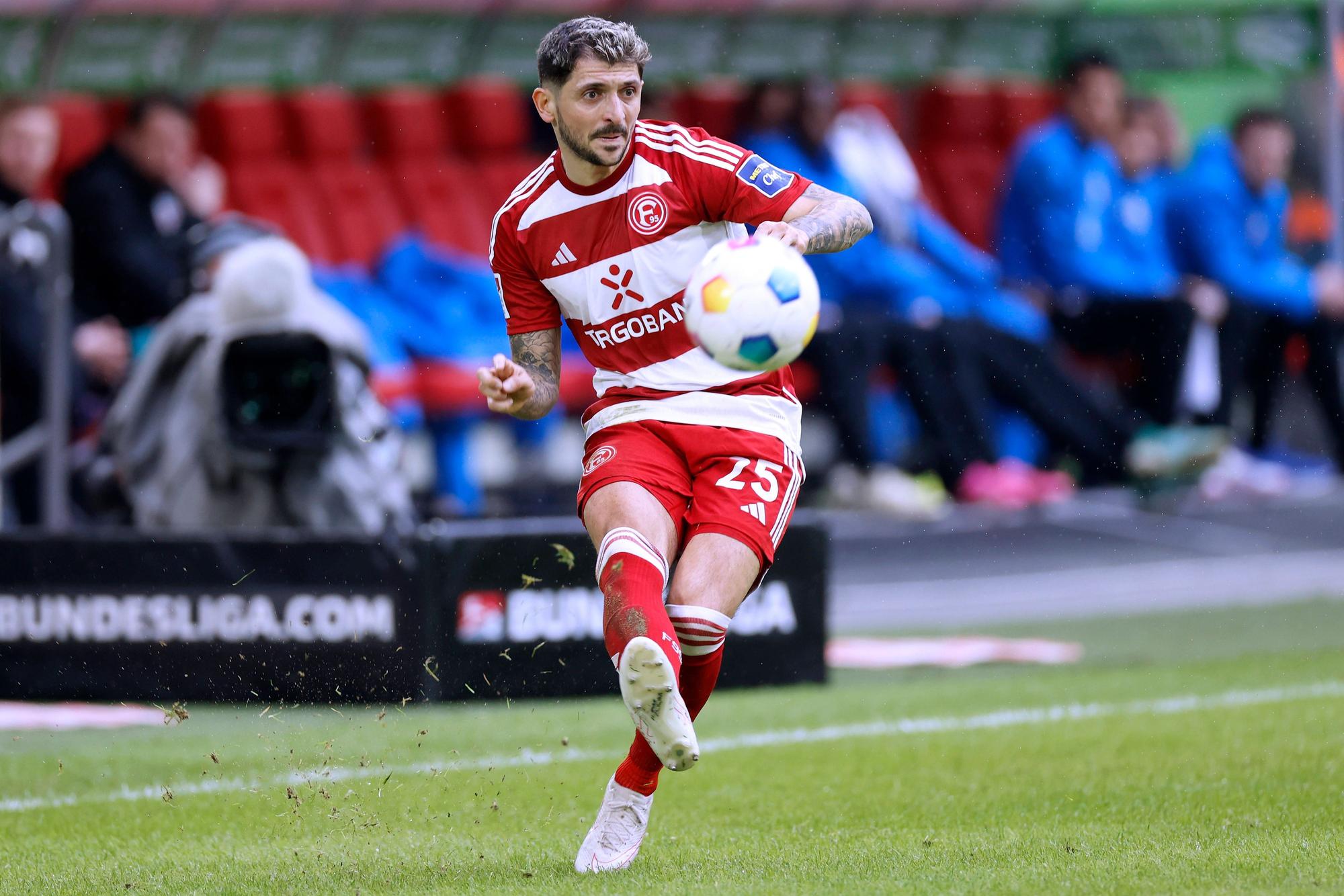 Matthias Zimmermann spielt den Ball.
