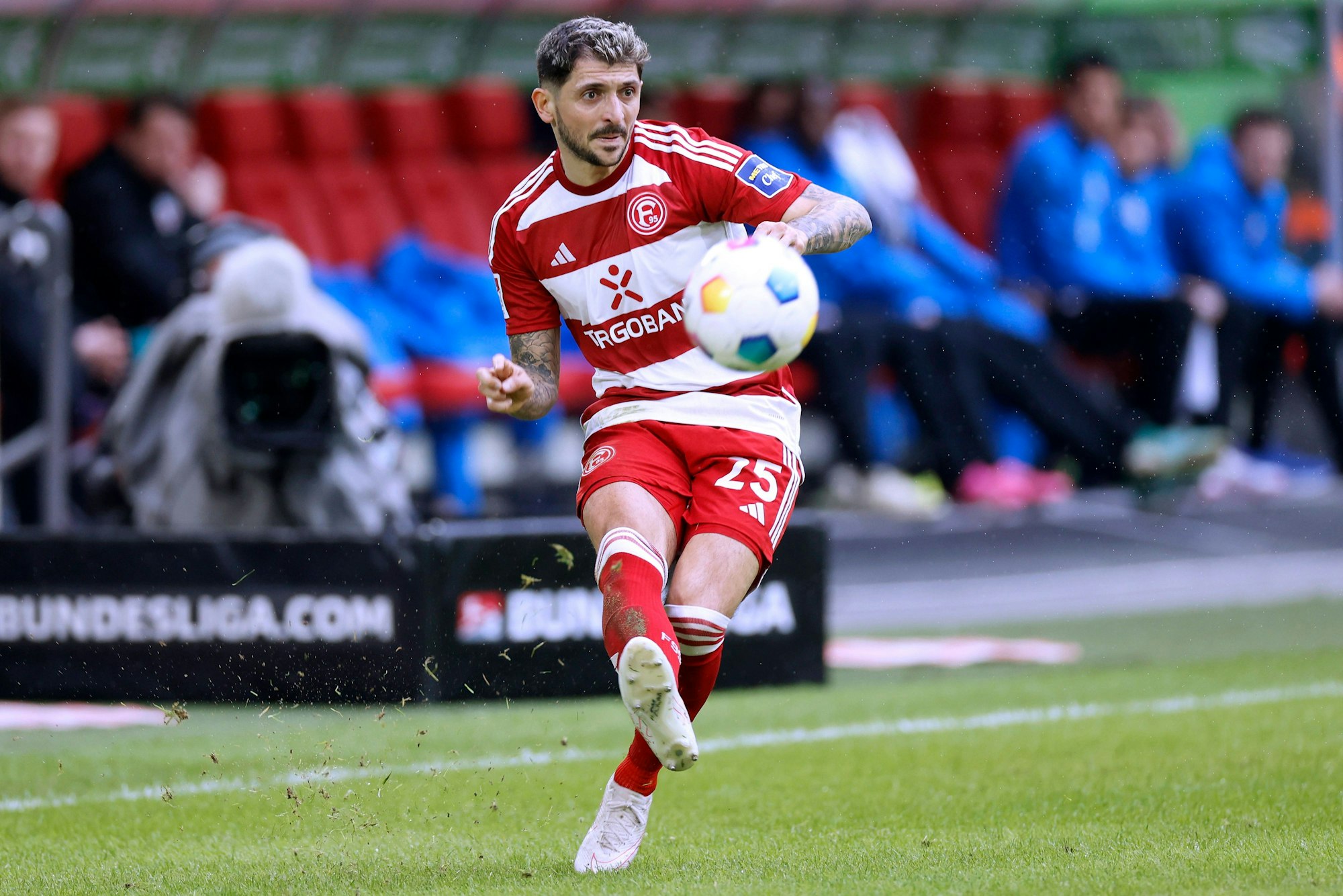 Matthias Zimmermann spielt den Ball.