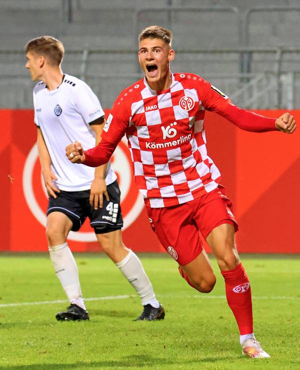 Danny Schmidt jubelt über seinen Treffer.