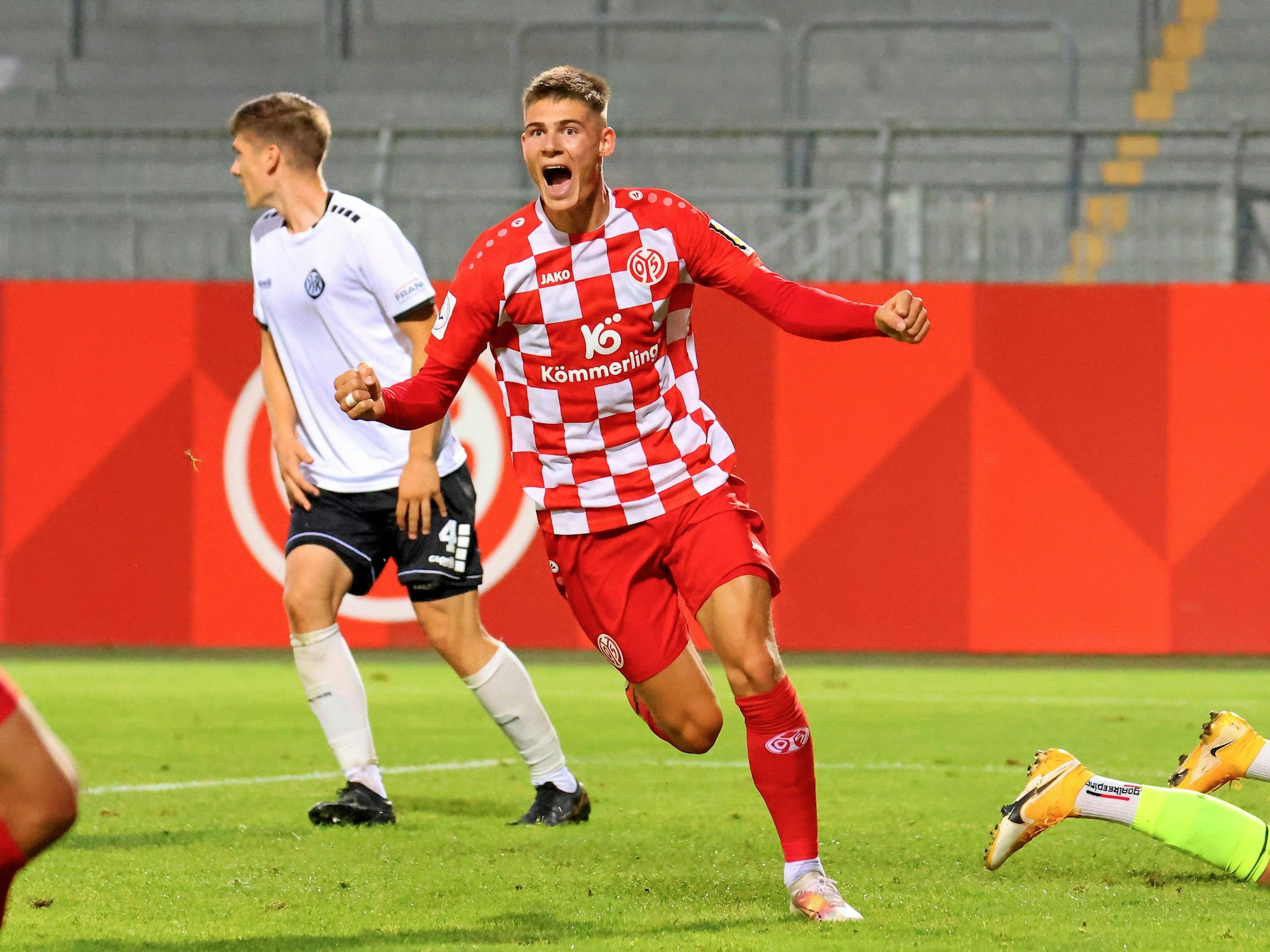 Danny Schmidt jubelt über seinen Treffer.