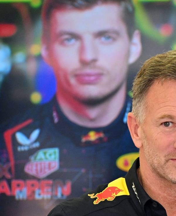 Christian Horner am 29. Februar 2024 in der Red-Bull-Garage in Bahrain vor einem Bild von Max Verstappen.