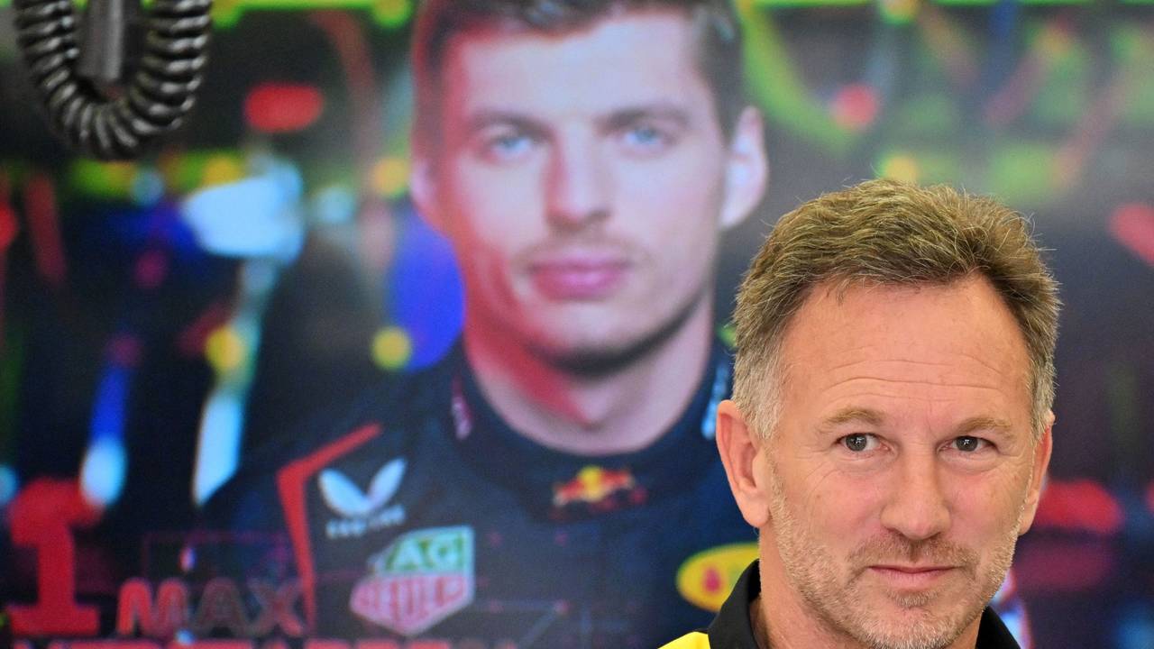 Christian Horner am 29. Februar 2024 in der Red-Bull-Garage in Bahrain vor einem Bild von Max Verstappen.