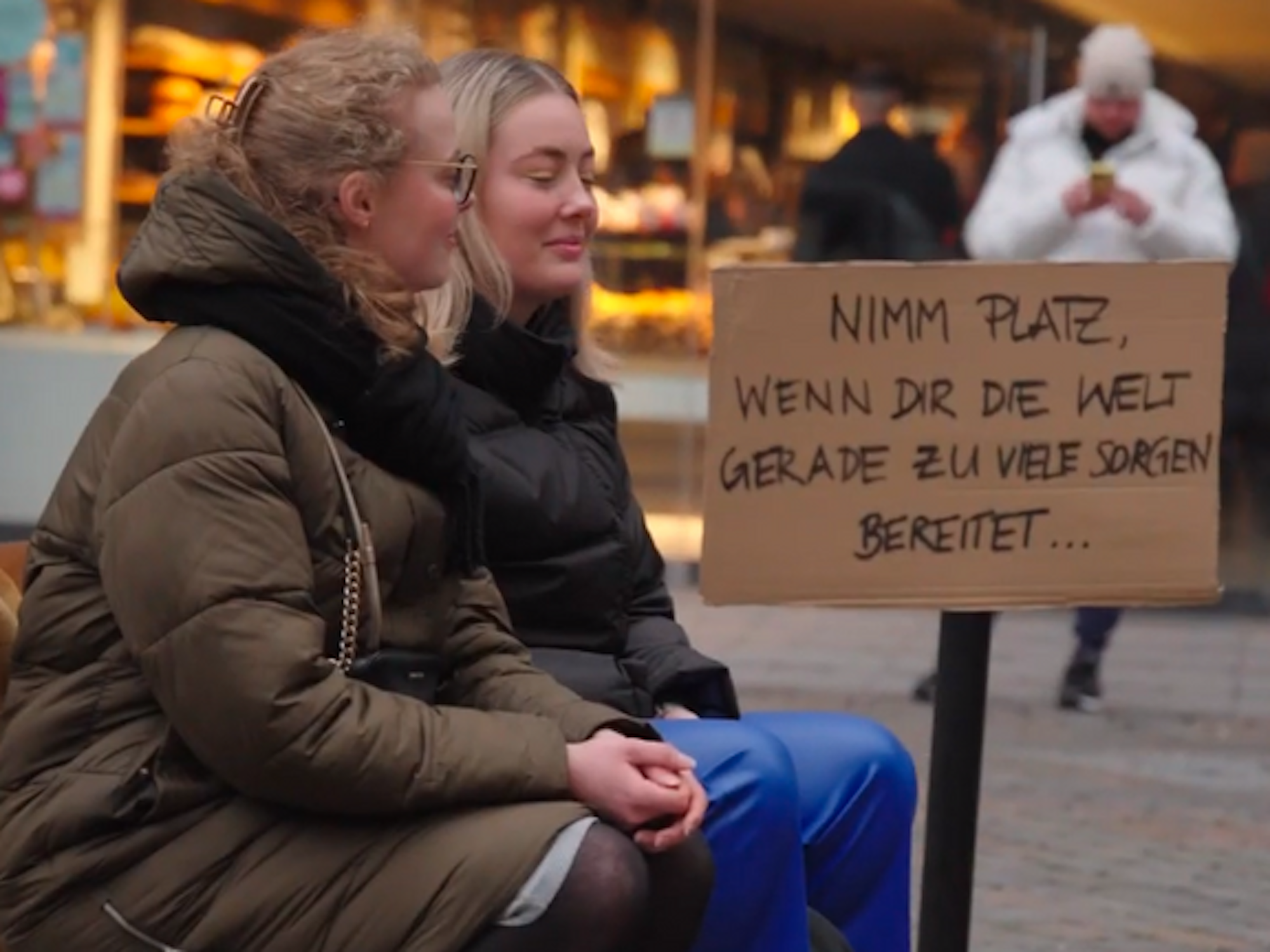 Zwei Frauen haben auf dem Sessel in Hamburg Platz genommen und lauschen dem Überraschungs-Auftritt.