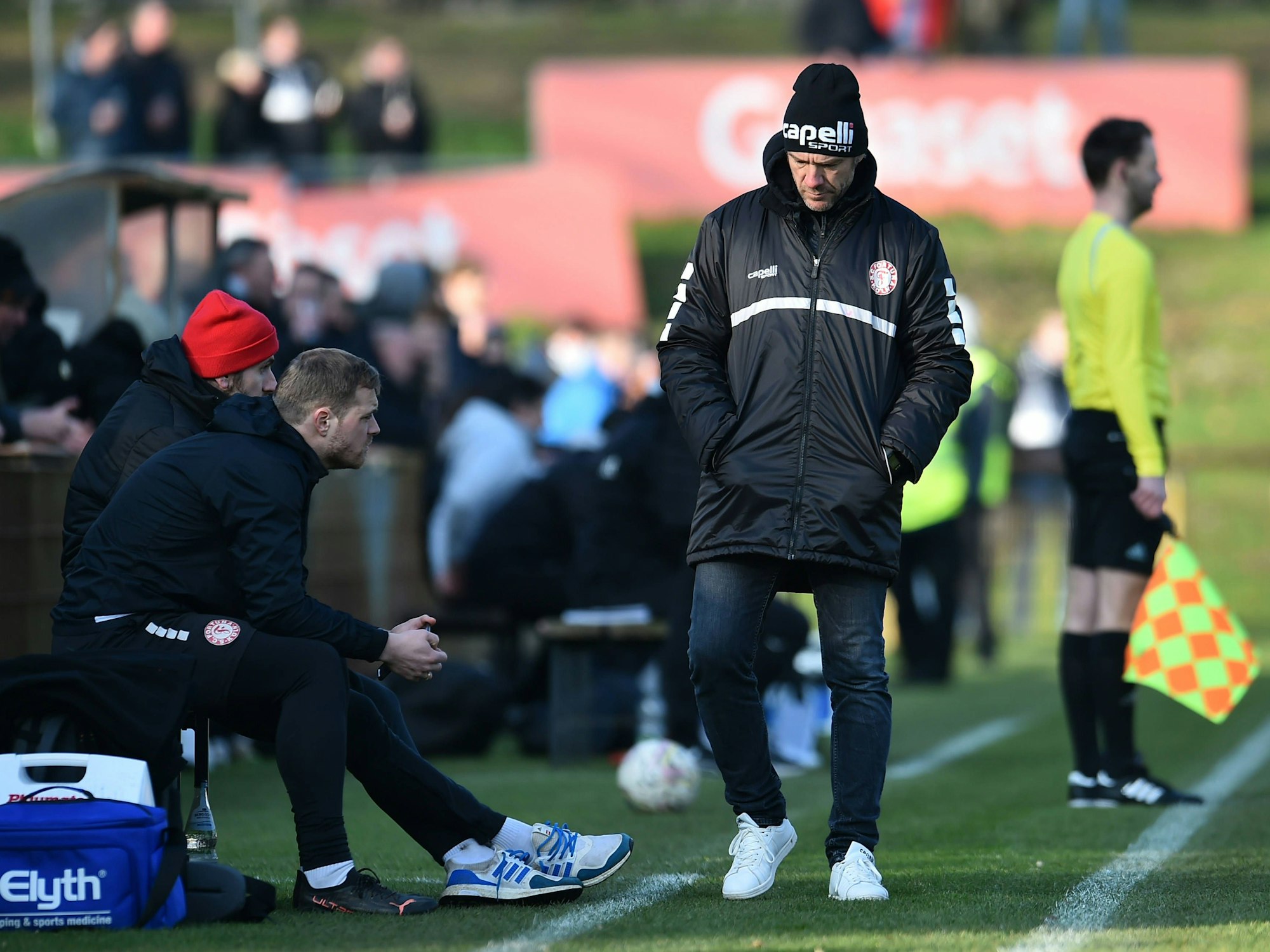 Markus von Ahlen mit Mütze und Jacke an der Seitenlinie.