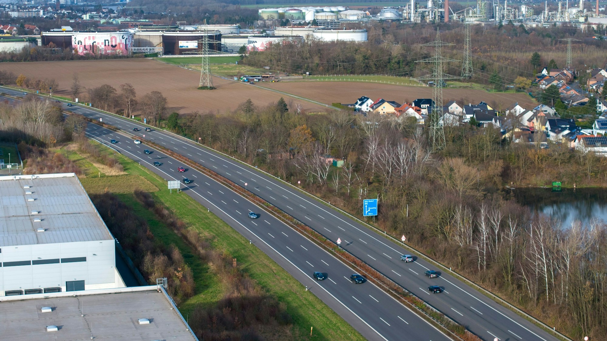 Blick aus der Luft auf die Autobahn A555 bei Köln.