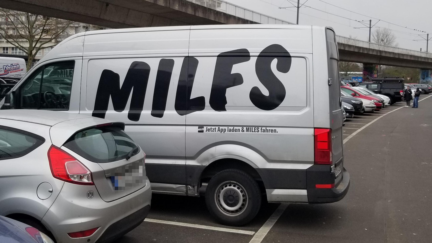 Ein Leihwagen von Miles - auf dem Wagen steht aber Milfs