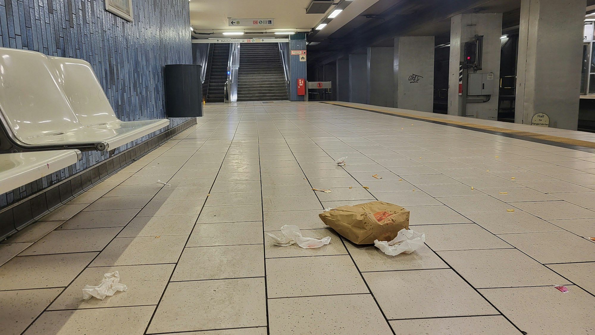 Die leere KVB-Station am Hauptbahnhof während des Streiks.