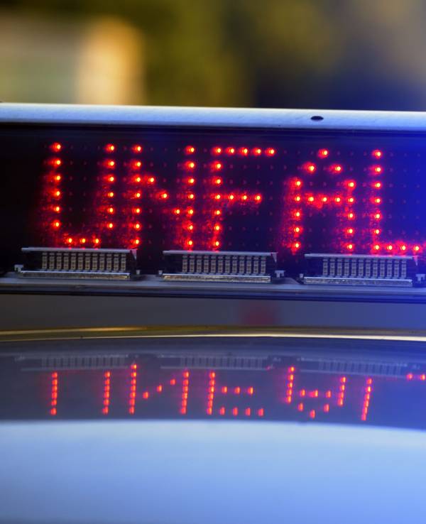 Ein Polizeifahrzeug warnt mit Leuchtschrift vor einer Unfallstelle.
