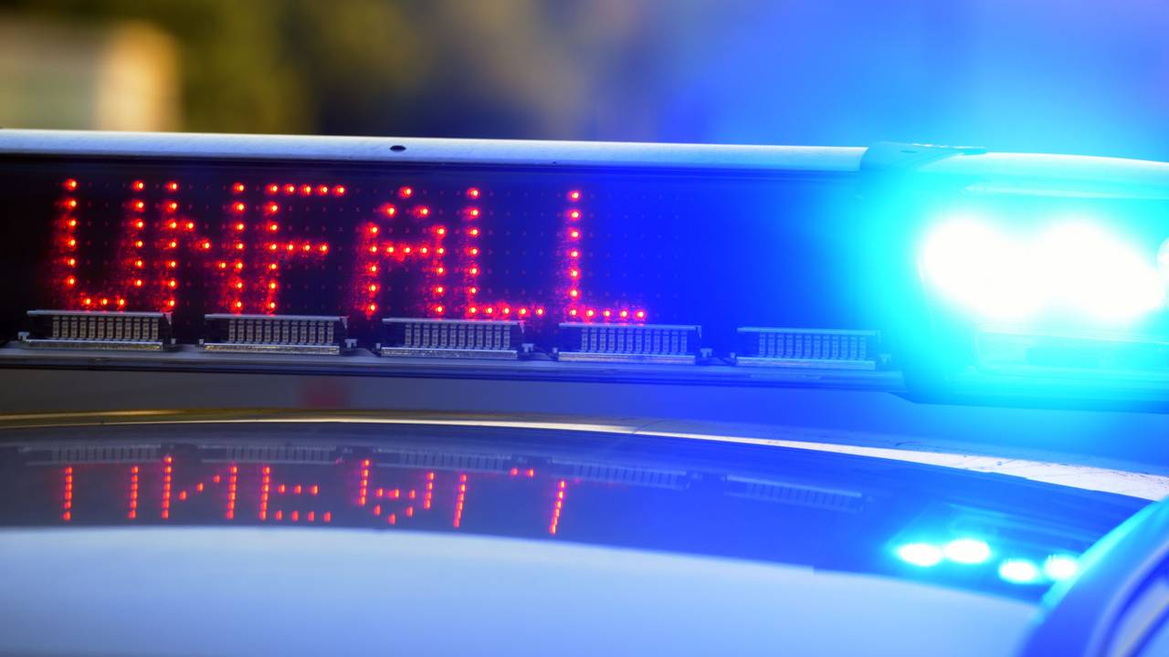 Ein Polizeifahrzeug warnt mit Leuchtschrift vor einer Unfallstelle.