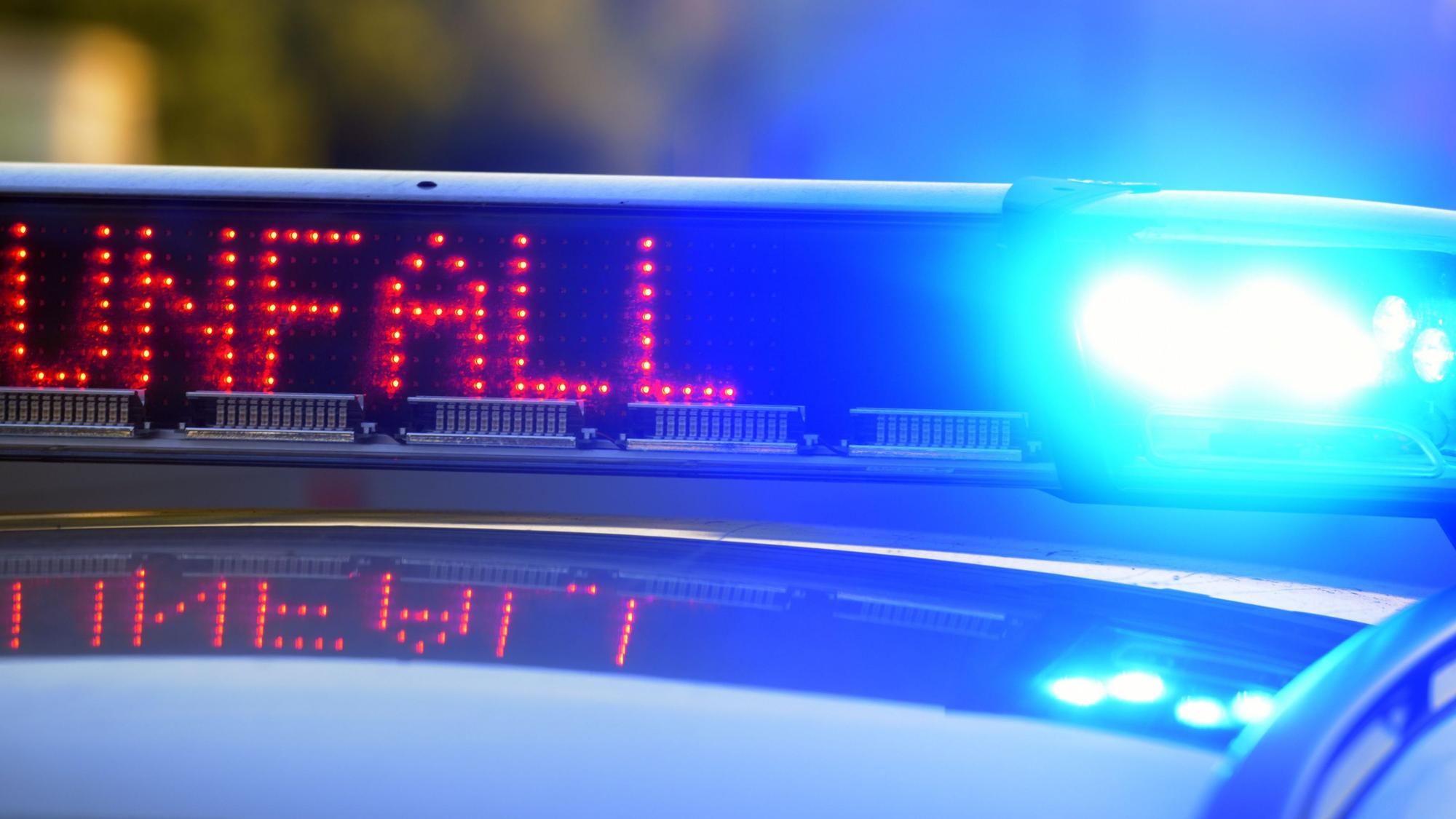 Ein Polizeifahrzeug warnt mit Leuchtschrift vor einer Unfallstelle.
