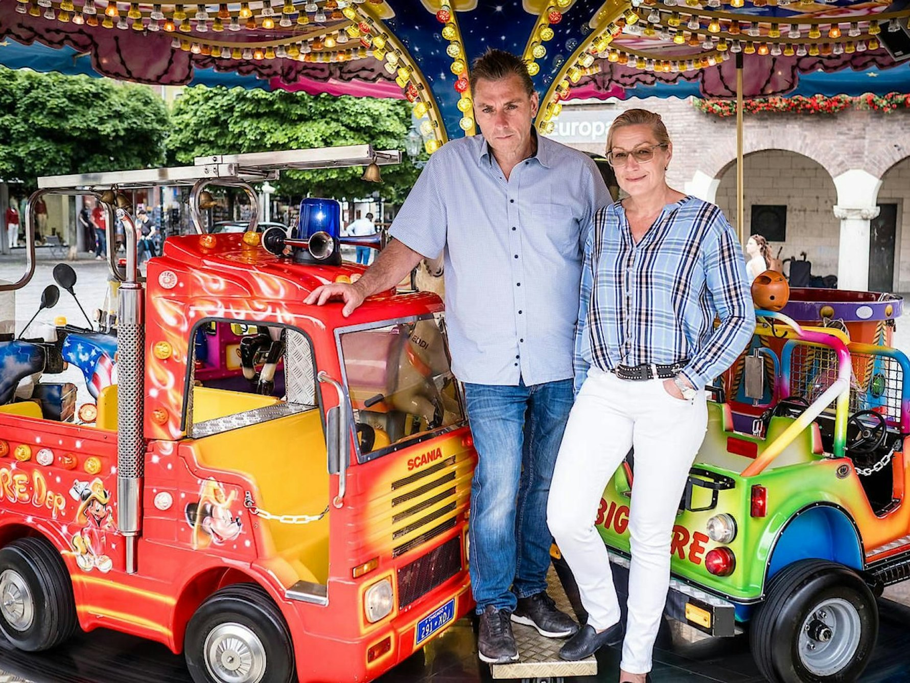 Wilfried Hoffmann steht mit seiner Frau in einem seiner Karussells.