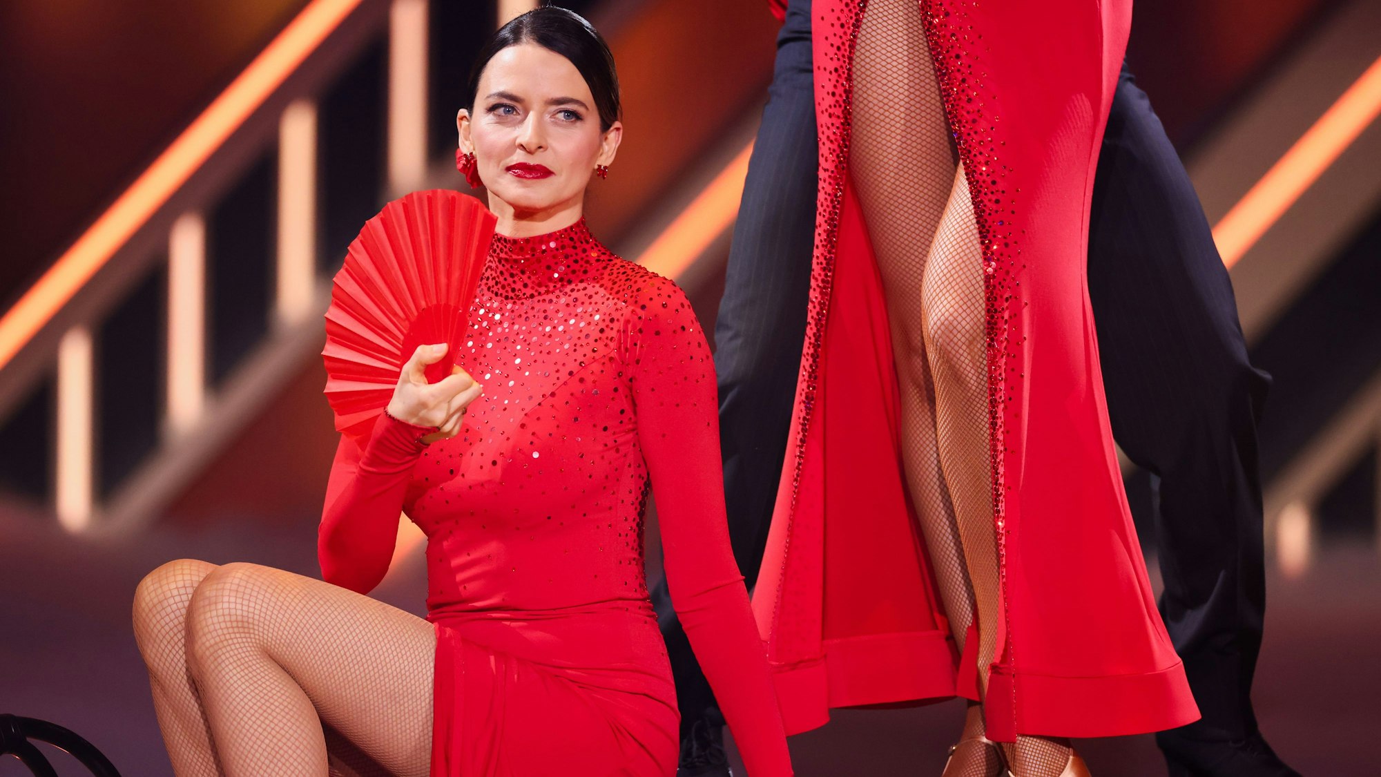 Eva Padberg in einem roten Kleid auf dem Tanzparkett.