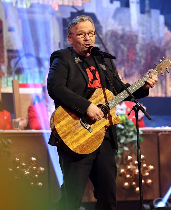 Bernd Stelter mit Gitarre auf der Bühne bei einer Karnevalssitzung.