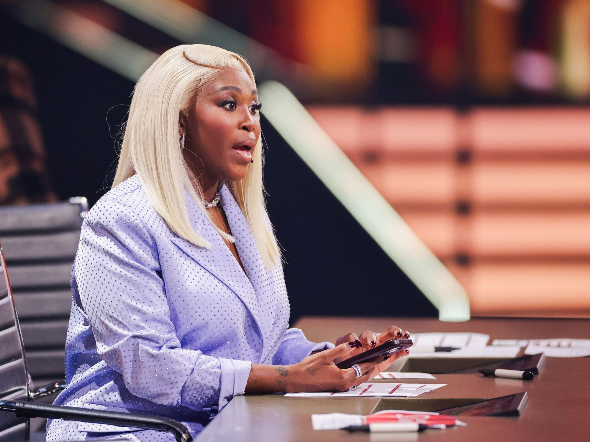 Motsi Mabuse sitzt in der Kennenlernshow der RTL-Tanzshow „Let’s Dance“ am Jurypult.