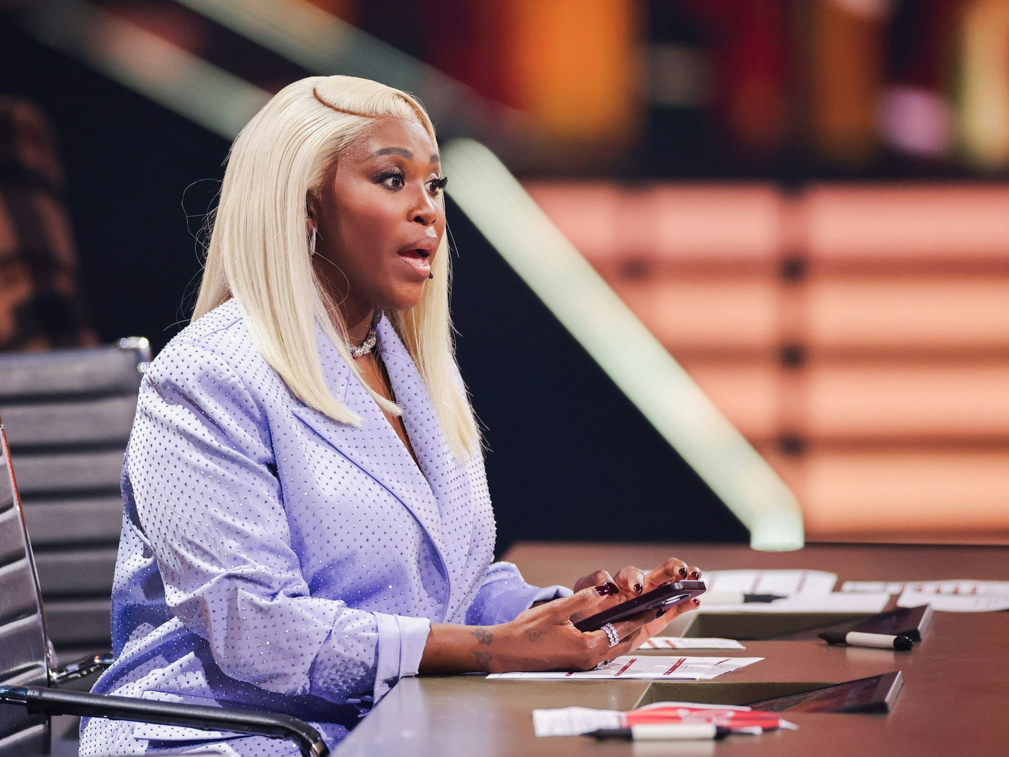 Motsi Mabuse sitzt in der Kennenlernshow der RTL-Tanzshow „Let’s Dance“ am Jurypult.