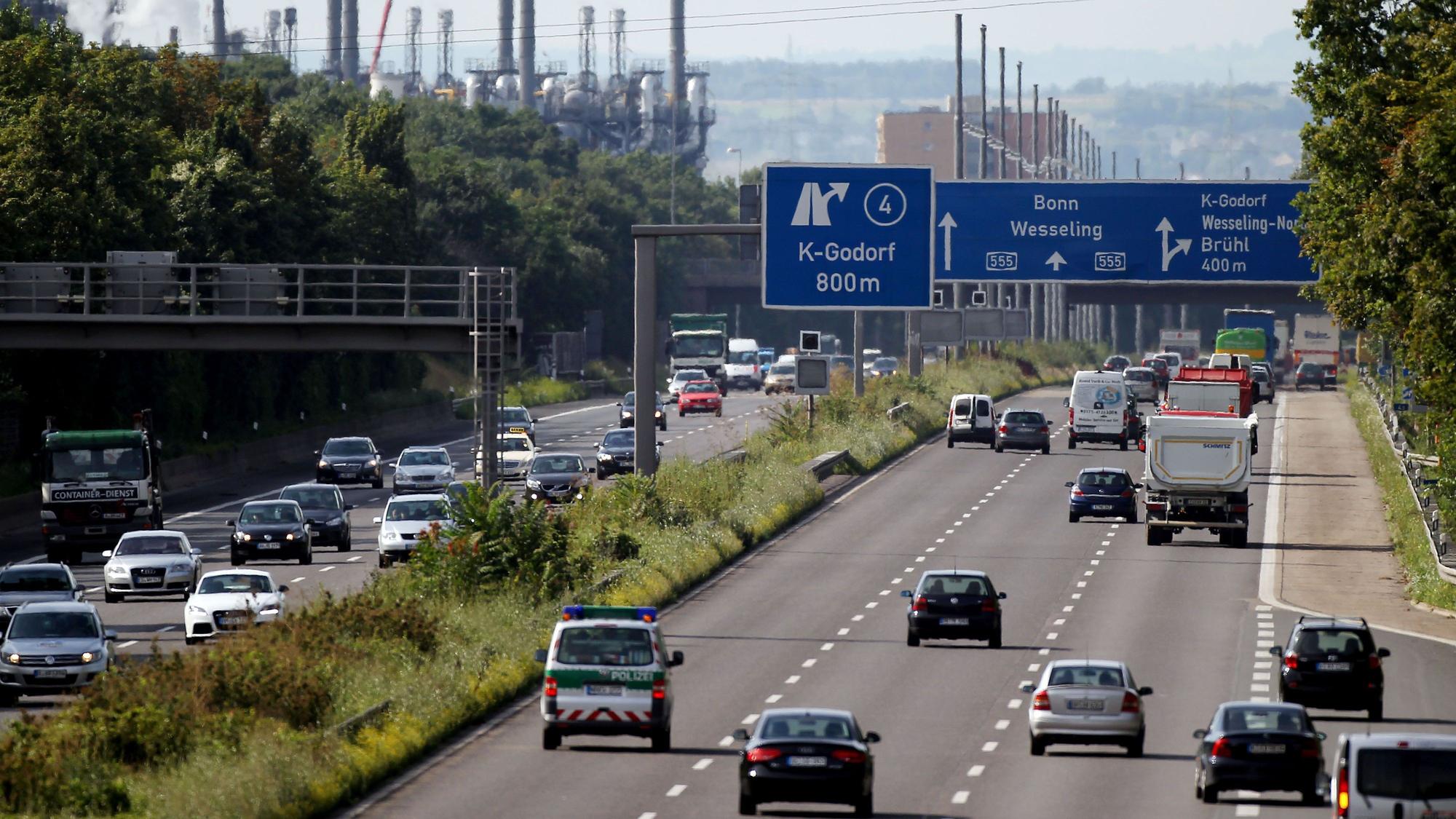 Diverse Autos fahren auf der A555 bei Köln-Godorf.