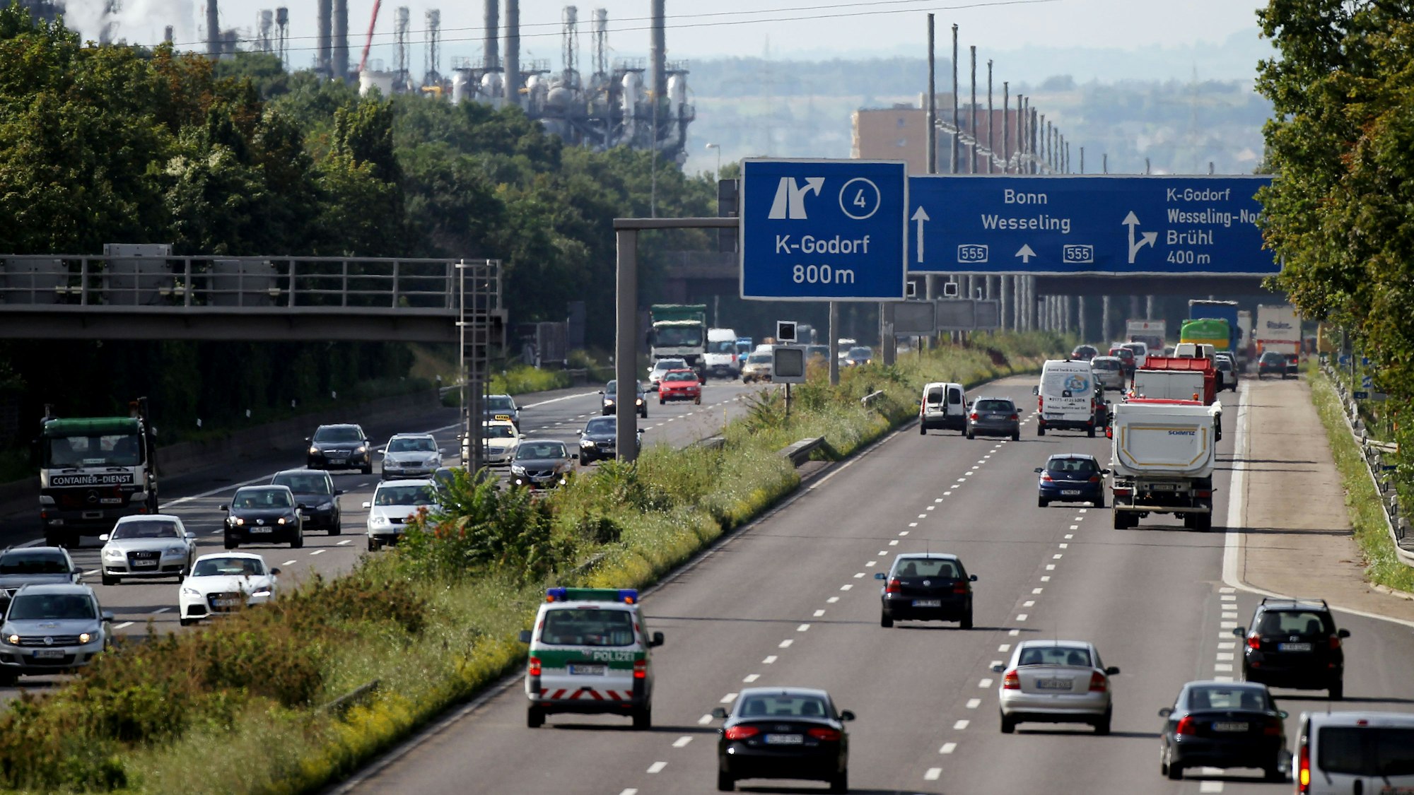 Diverse Autos fahren auf der A555 bei Köln-Godorf.