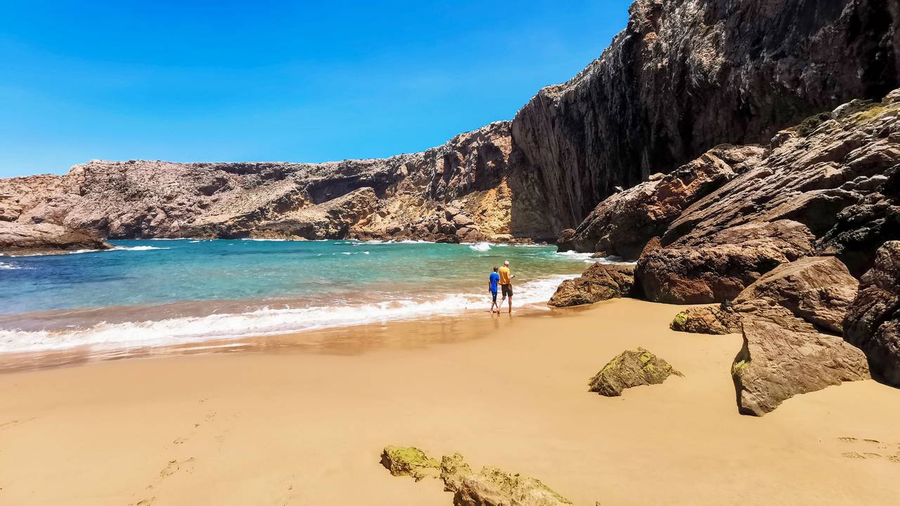 In der Westalgarve bei Sagres hat man einen Strand auch mal für sich allein.