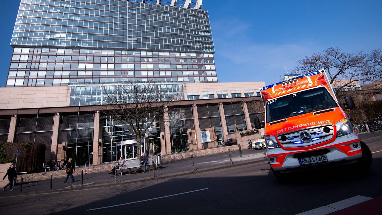 Ein Rettungswagen fährt an der Universitätsklinik Köln vorbei.