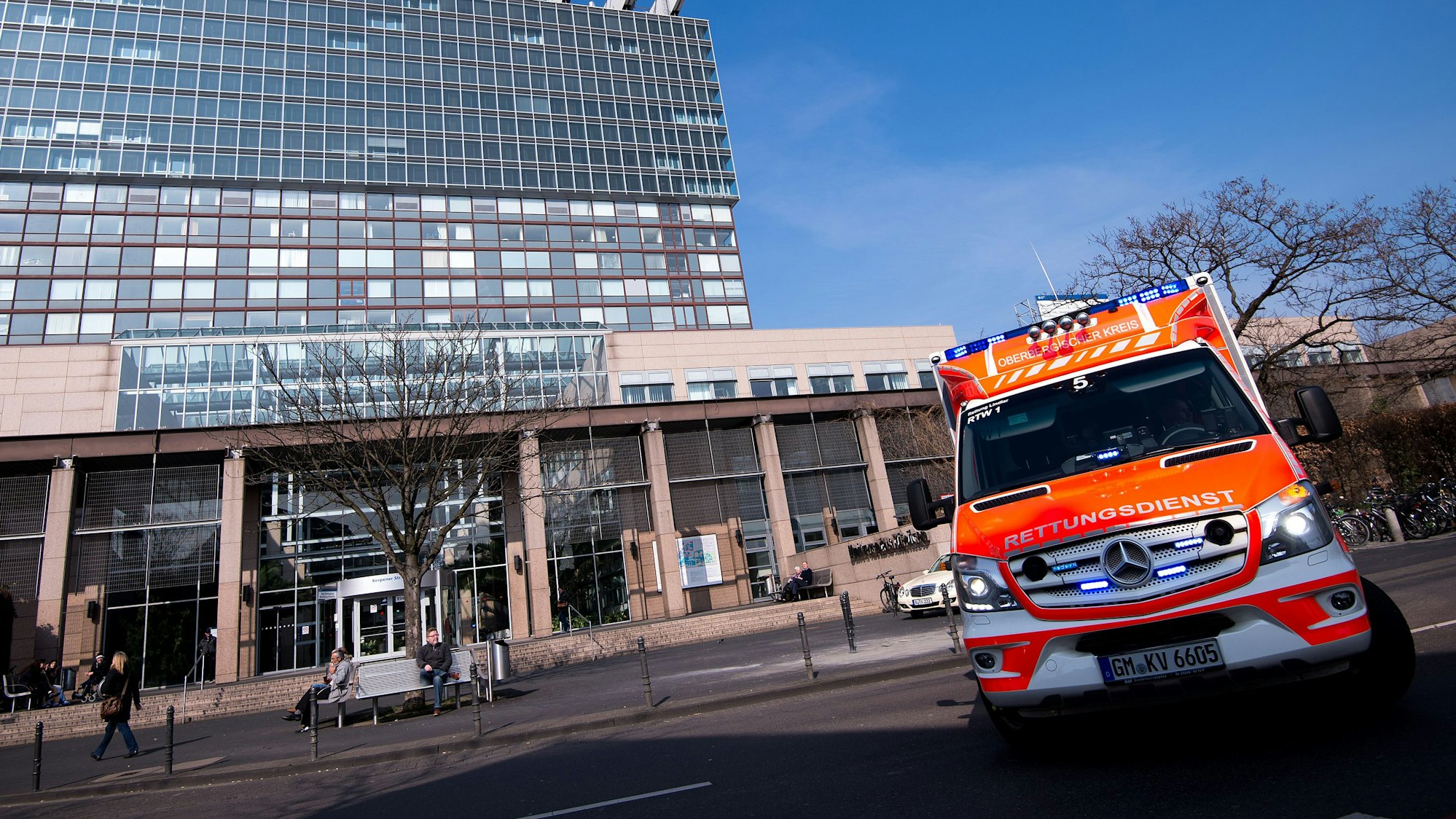 Ein Rettungswagen fährt an der Universitätsklinik Köln vorbei.