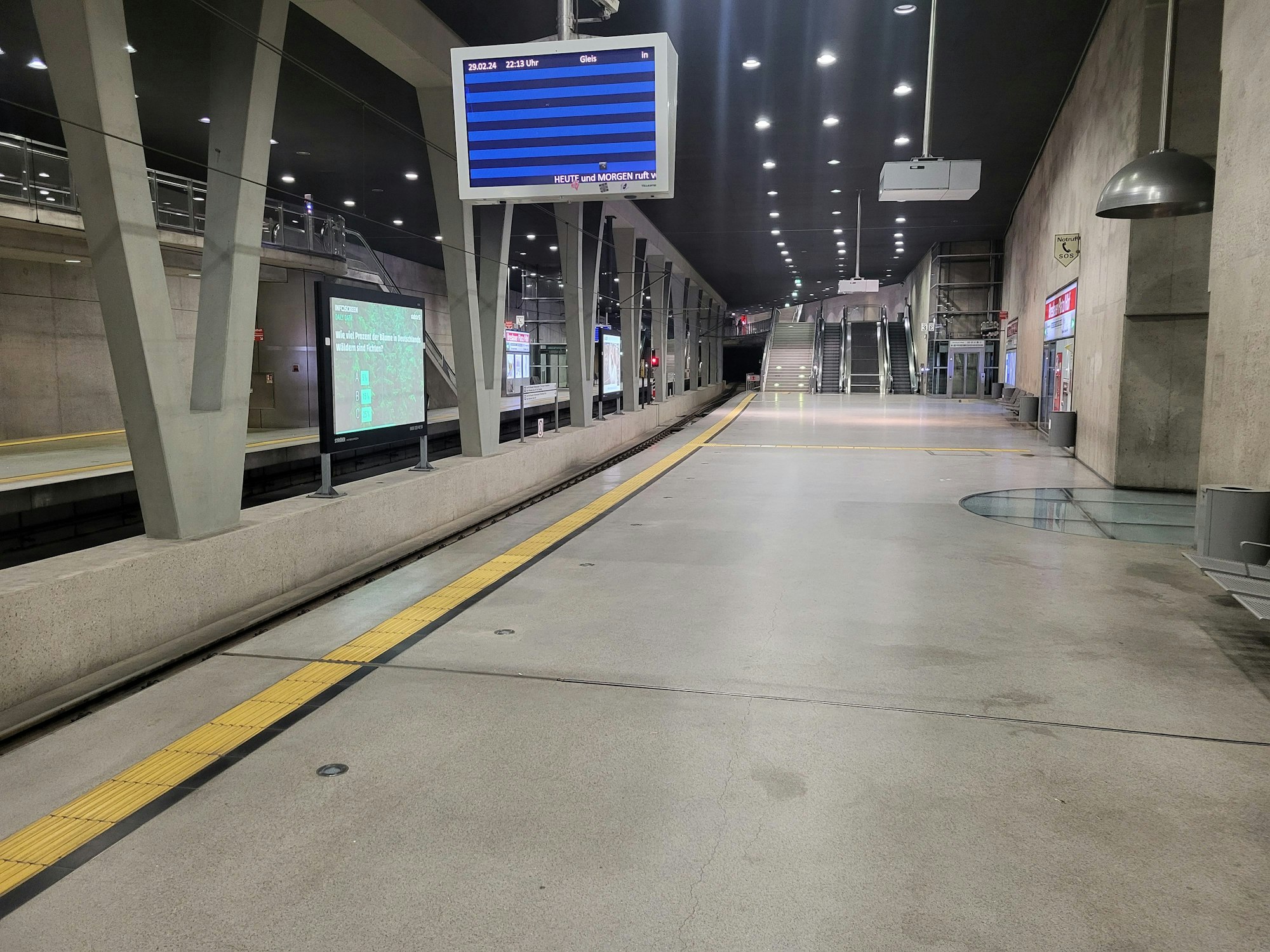 Foto von der leeren KVB-Station am Breslauer Platz.