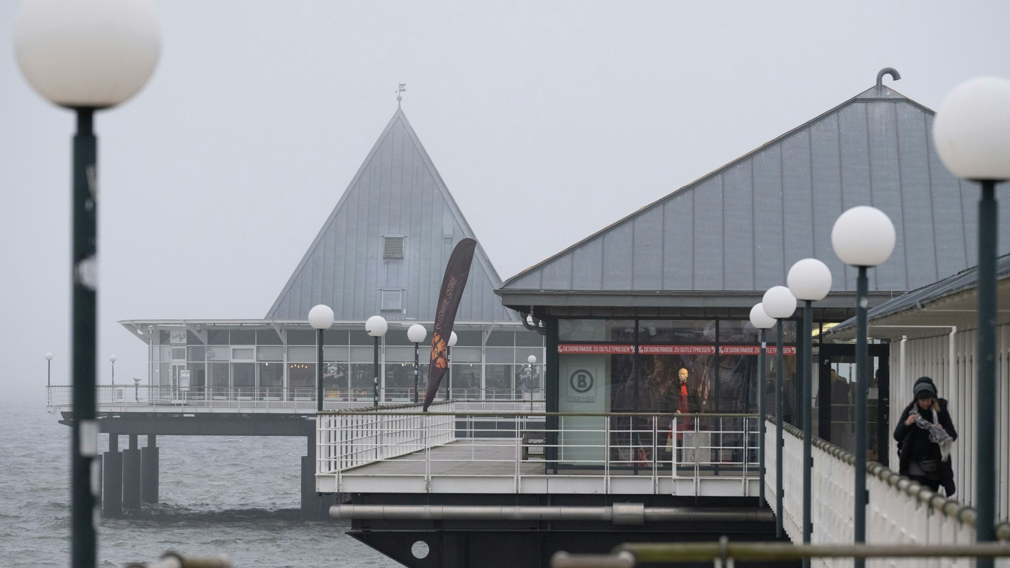 Blick die Seebrücke am Strand in Heringsdorf: In einem Hotel war nach Angaben des Landkreises Vorpommern-Greifswald am Dienstag eine erhöhte Konzentration Kohlenmonoxid festgestellt worden. Ein Hotelgast starb an den Folgen einer Kohlenmonoxid-Vergiftung.