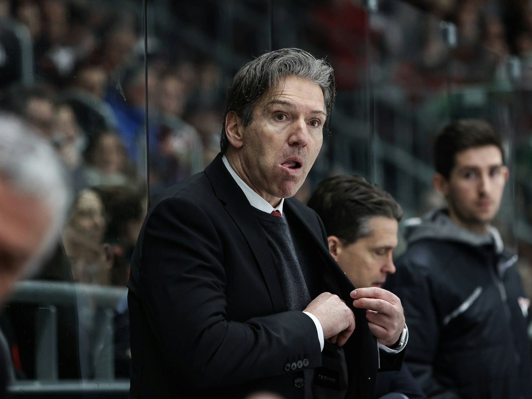 Uwe Krupp schaut auf das Spielfeld.