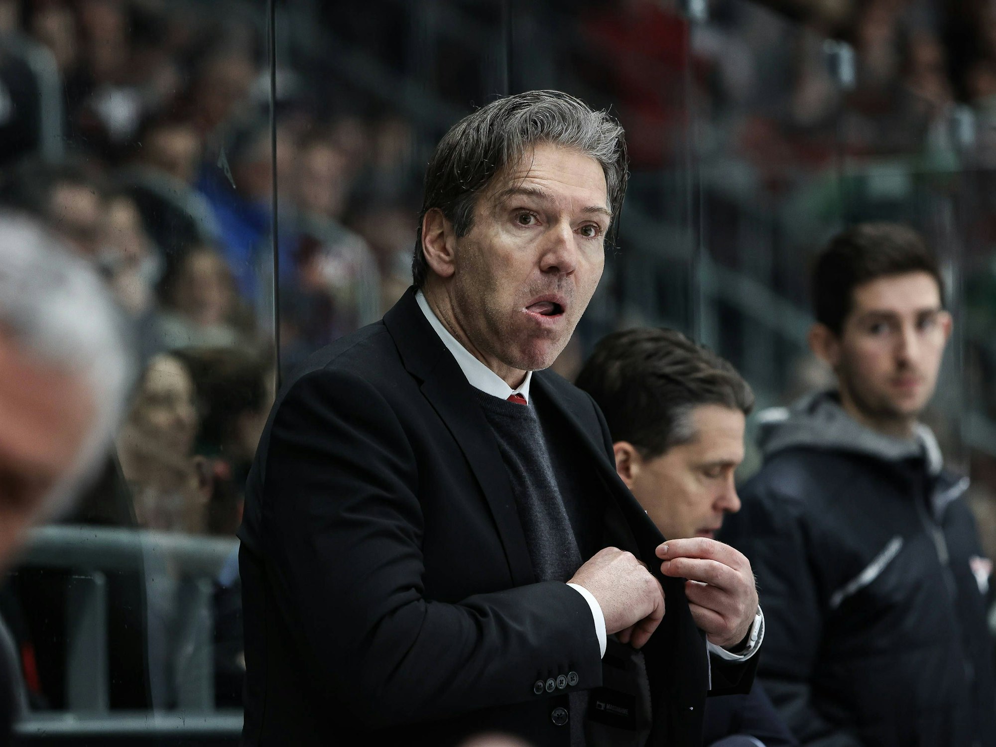 Uwe Krupp schaut auf das Spielfeld.