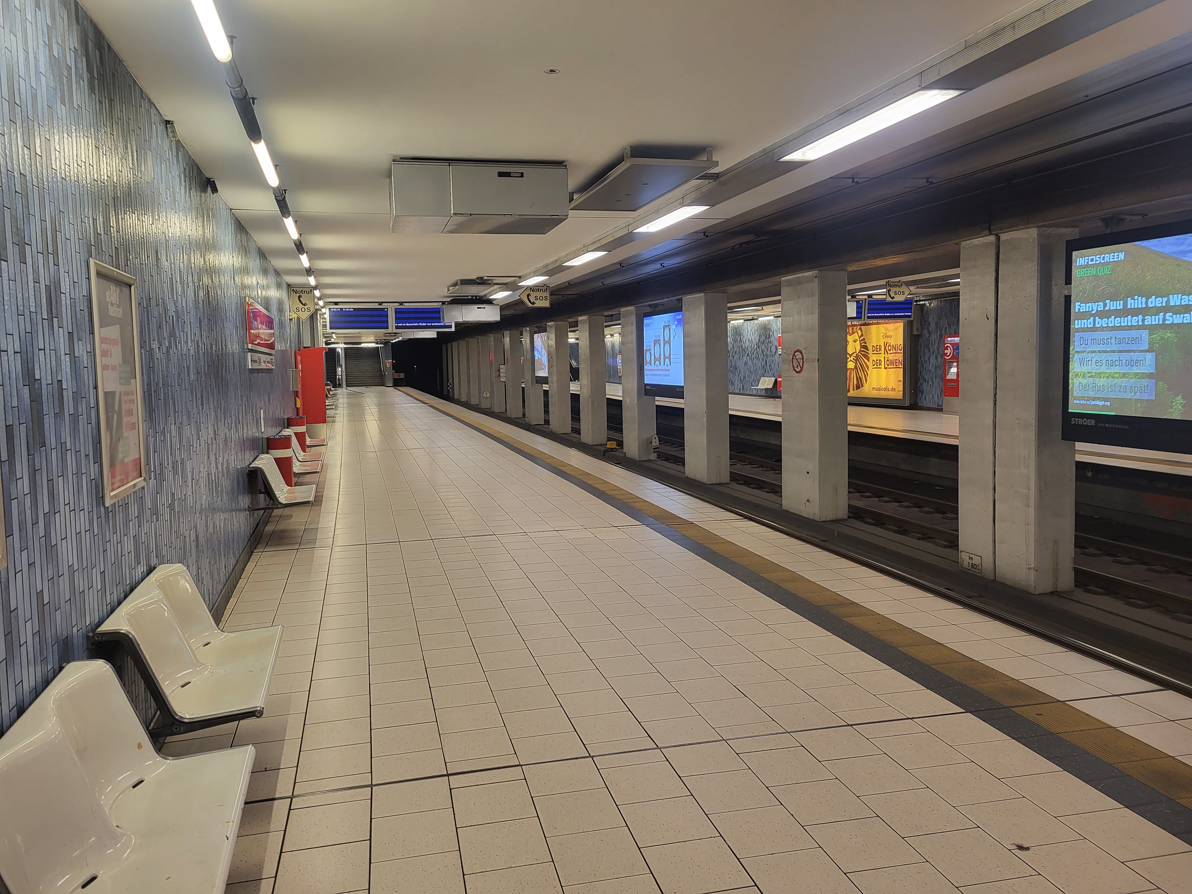 Keine Menschen sind an der KVB-Station am Kölner Hauptbahnhof zu sehen.