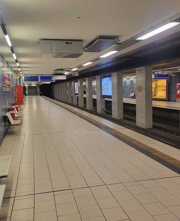 Keine Menschen sind an der KVB-Station am Kölner Hauptbahnhof zu sehen.