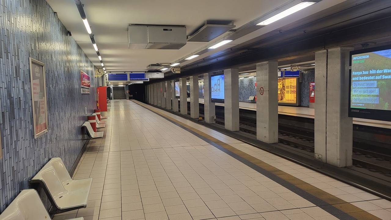 Keine Menschen sind an der KVB-Station am Kölner Hauptbahnhof zu sehen.