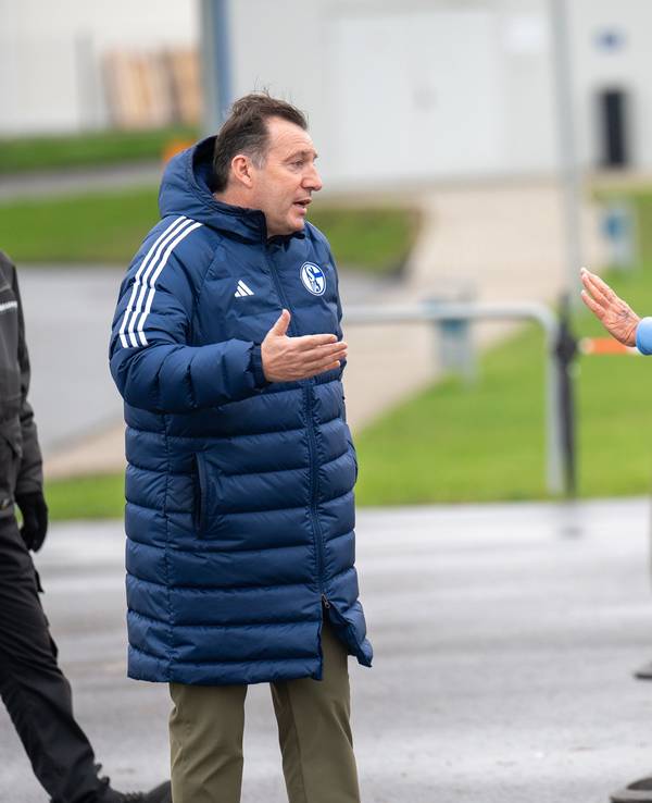 Enttäuschte Schalker Fans im Gespräch mit Sportdirektor Marc Wilmots
