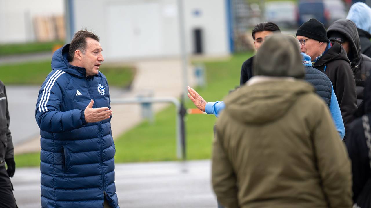 Enttäuschte Schalker Fans im Gespräch mit Sportdirektor Marc Wilmots