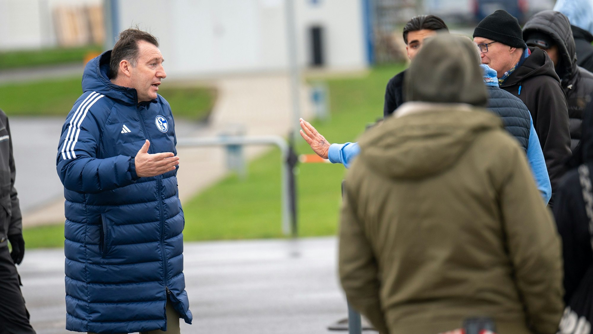 Enttäuschte Schalker Fans im Gespräch mit Sportdirektor Marc Wilmots