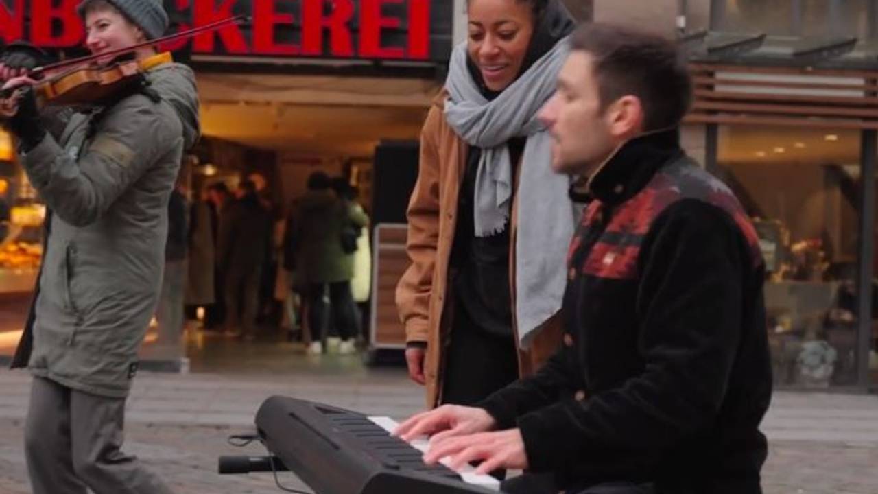 Der Kölner Sänger Julian Adler, Sängerin Diana Ezerex und Violinistin Felicitas Fischbein spielen auf einem Platz in Hamburg.